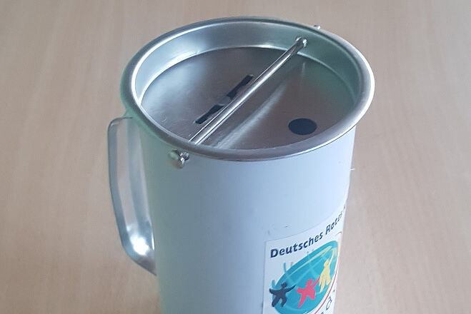 Spendendose des Jugendrotkreuz Mühlacker steht auf einem Tisch.