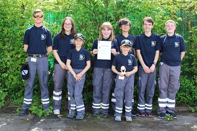 Gruppenfoto der Turniergruppe Mühlacker mit Urkunde und Pokal.