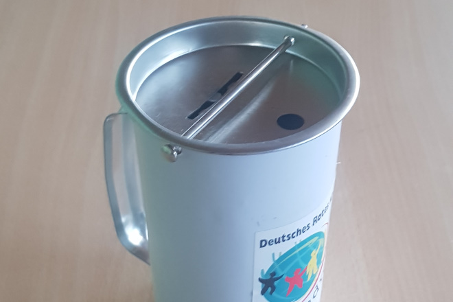 Spendendose des Jugendrotkreuz Mühlacker steht auf einem Tisch.