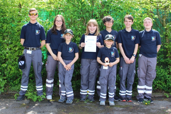 Gruppenfoto der Turniergruppe Mühlacker mit Urkunde und Pokal.