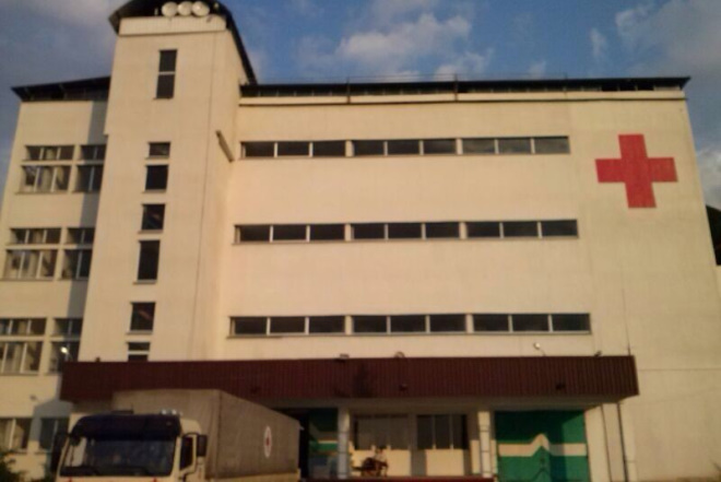 Rot Kreuz Gebäude in Sofia. Davor steht der LKW aus Deutschland.